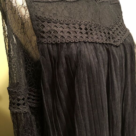 Lumie Lace Blouse Pleated Overlay Black Long Lacey Sleeves Size Small - Picture 4 of 10